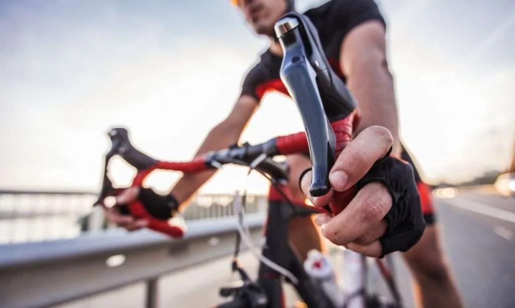 Ajustar la bicicleta para evitar lesiones en ciclismo